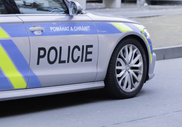 Muž v Prahe odovzdal hlas vo voľbách a potom vyskočil z okna na piatom poschodí