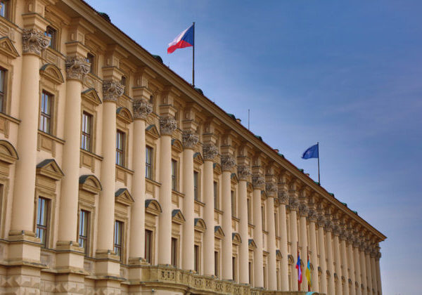 Zamestnancovi ambasády sa vyhrážal šibenicou, ďalší problém z minulosti pre potenciálneho šéfa českej diplomacie