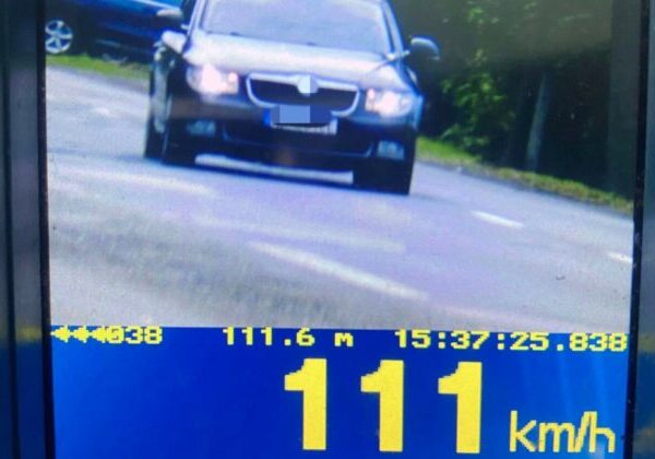 Cez obec uháňala na aute viac než stovkou, namerali ju policajti. 28-ročnú ženu to stálo osem stovák