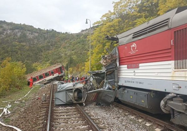 Pri Rožňave sa zrazili dva rýchliky Gemeran s desiatkami cestujúcich, jeden z vlakov sa prepadol z trate – VIDEO, FOTO