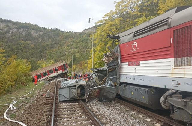Pri Rožňave sa zrazili dva rýchliky Gemeran, v ktorých boli desiatky cestujúcich – VIDEO, FOTO