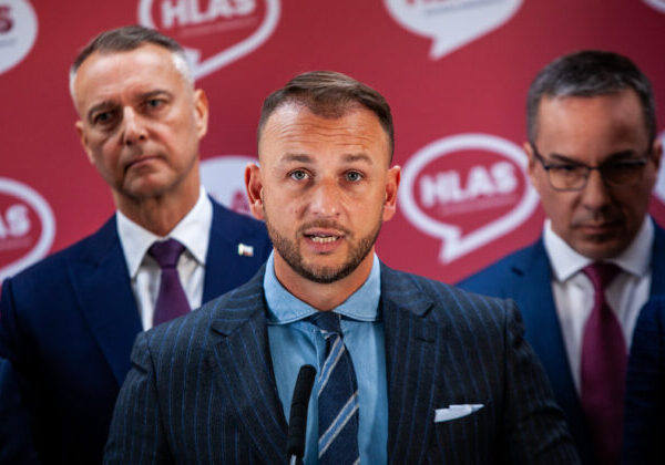 Včera Danko a dnes minister Migaľ. Útoky na Hlas-SD sa podľa Šutaja Eštoka stupňujú