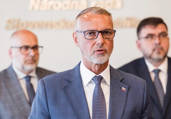 Komunálne voľby sa uskutočnia v riadnom termíne v roku 2026, uviedol Raši