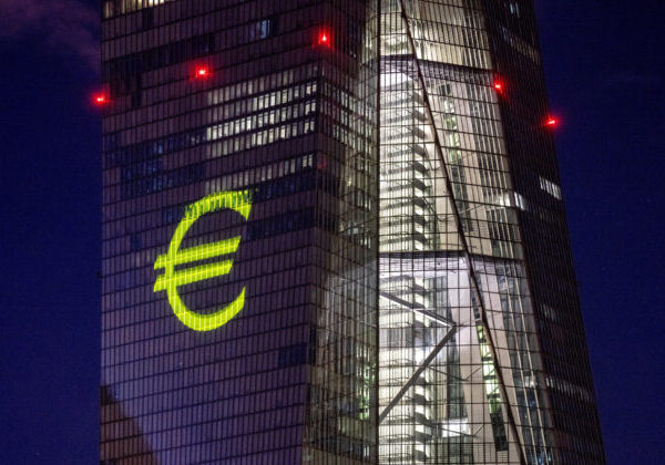 Medziročná inflácia v eurozóne sa v októbri zmiernila