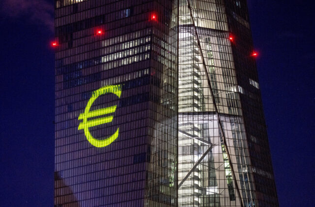 Medziročná inflácia v eurozóne sa v októbri zmiernila