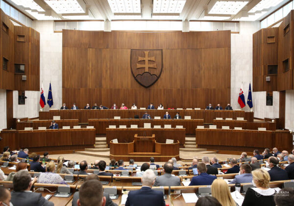 Poslanecké návrhy s dopadom na celú spoločnosť sa podľa Via Iuris nemôžu prijímať bez diskusie