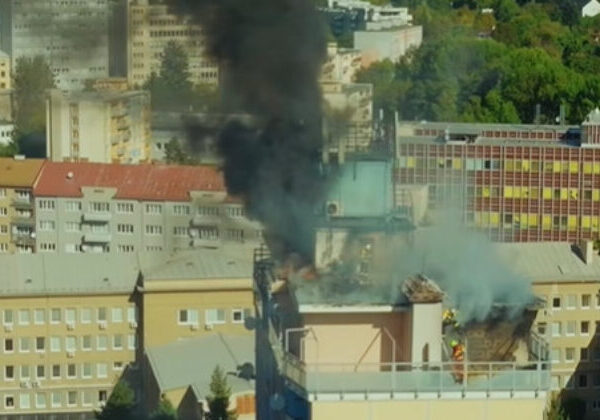 Strechu paneláku v Banskej Bystrici zachvátil požiar, ľudí museli evakuovať – VIDEO