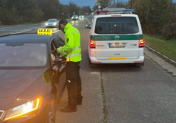 Bratislavskí policajti si posvietili na vodičov taxíkov a tuningových vozidiel, zistili stovky porušení zákona – FOTO
