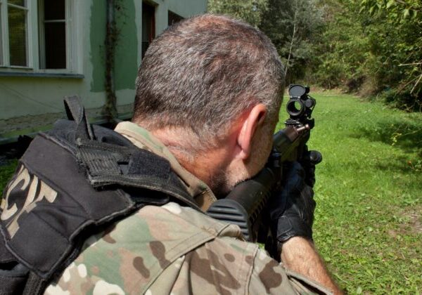 Policajti pri nácviku zásahu proti strelcovi v škole omylom vtrhli do inej školy