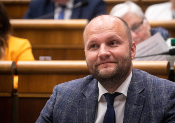 Súčasná vláda robí to isté, čo predchádzajúca. Naď očakáva, že Smer podá na Kaliňáka trestné oznámenie za pomoc Ukrajine – VIDEO