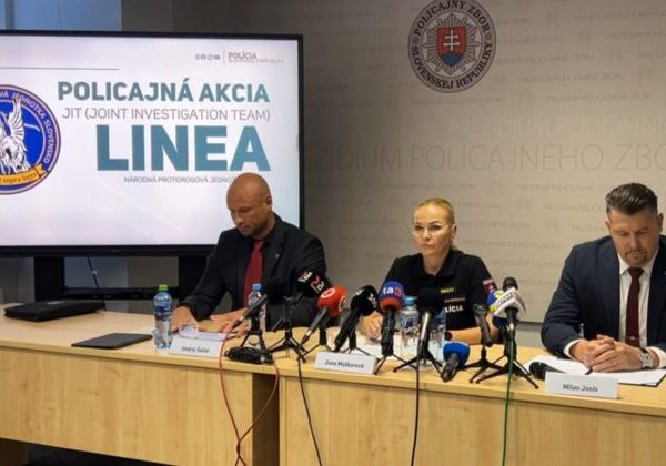 Polícia v rámci medzinárodnej akcie zaistila cez dvetisíc kilogramov kokaínu, zadržaných bolo 22 osôb – VIDEO, FOTO