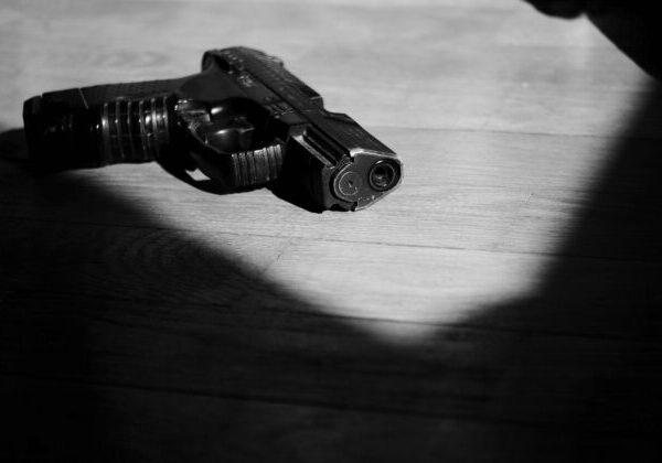 V zaparkovanom aute našli zastreleného muža a ženu v strednom veku