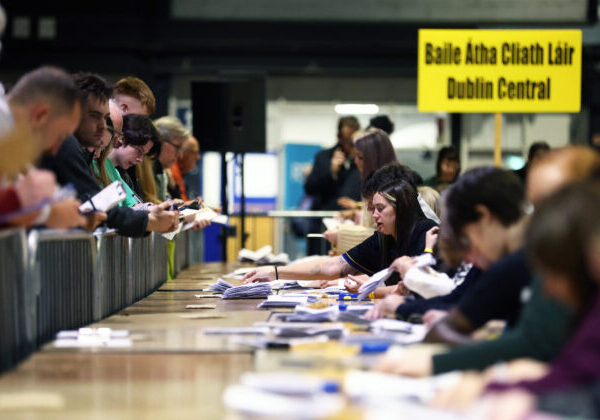 Írsko si zvolilo novú prezidentku, víťazstvo však zatienil rekordný počet neplatných hlasov
