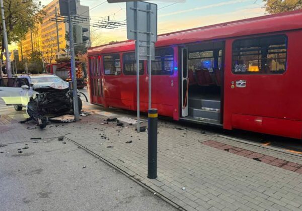 Električka v Bratislave po zrážke s autom narazila do zastávky, premávka je čiastočne obmedzená – FOTO