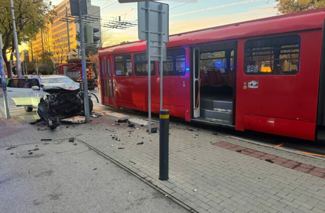 Električka v Bratislave po zrážke s autom narazila do zastávky, premávka je čiastočne obmedzená – FOTO