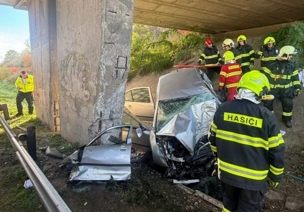 Na diaľnici D2 sa stala tragická nehoda, 70-ročný vodič neprežil náraz do mostného piliera