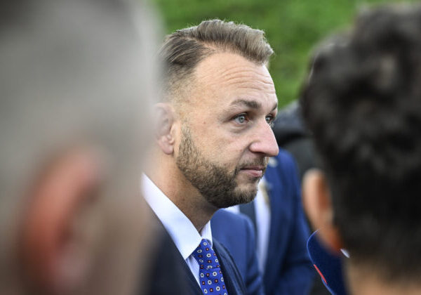 V Kosoríne niekto posprejoval pamätník SNP, Šutaj Eštok z toho viní opozíciu a jej priaznivcov