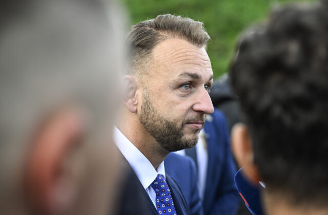 V Kosoríne niekto posprejoval pamätník SNP, Šutaj Eštok z toho viní opozíciu a jej priaznivcov