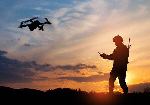 Lacné drony dramaticky menia ekonomiku vojny, analytik hovorí o „efekte červenej kráľovnej“