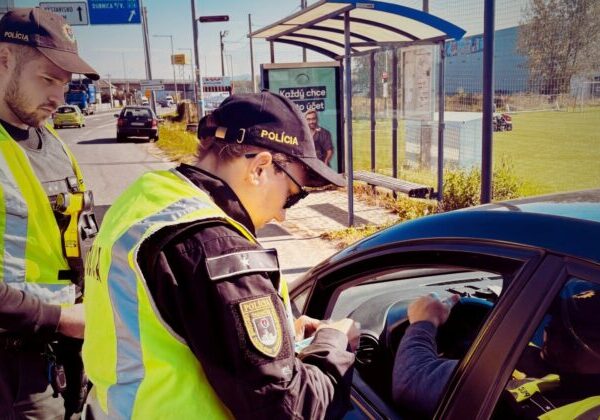 Policajti počas akcie Deň bez nehody zadržali 39 vodičských preukazov, prichytili aj opitých vodičov – FOTO