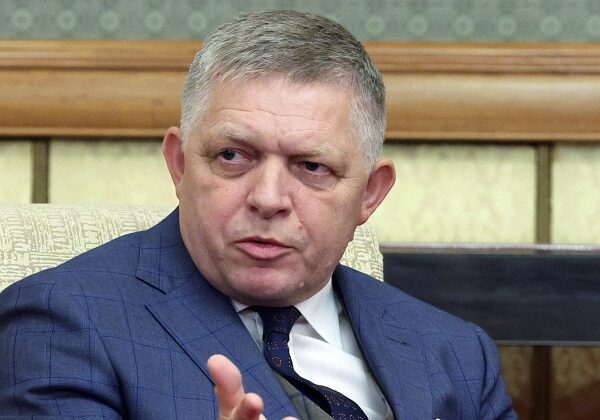 Vaši ľudia píšu Vivat Cintula, vyhlásil Fico a obvinil opozíciu zo šírenia nenávisti