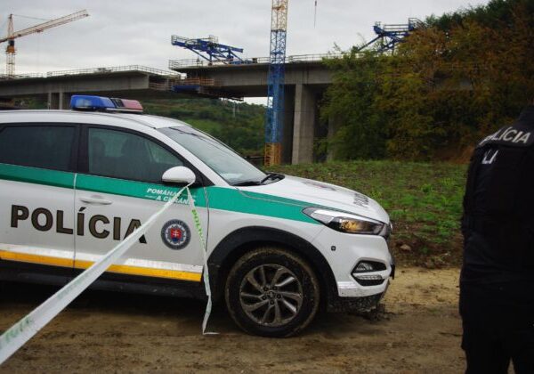 Muž na stavenisku utrpel vážne zranenia, zosunula sa na neho pôda vo výkopovej jame