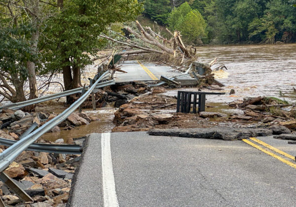 Prudké záplavy zabili najmenej 64 ľudí