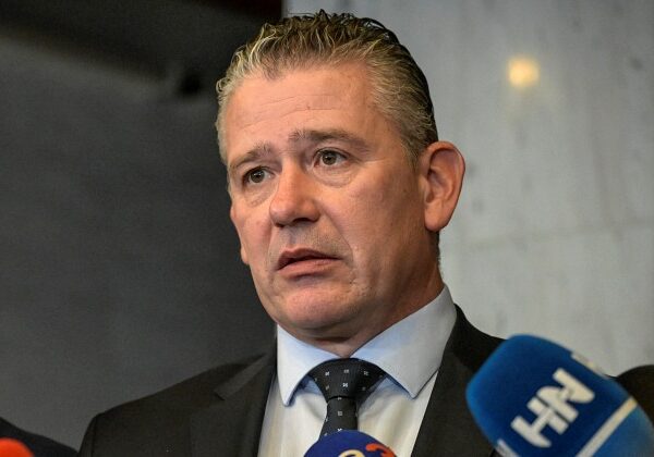 Žandárov na ulici ešte nikto nevidel, ale autíčka už existujú, kritizuje Mikulec aj dizajn nového polepu – VIDEO