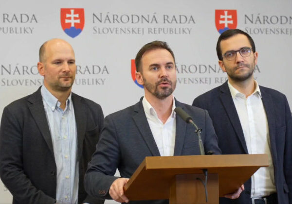 Ficova vláda cez zákon o hazarde rozvráti rodiny. Opozícia žiada prezidenta, aby novelu nepodpísal – VIDEO