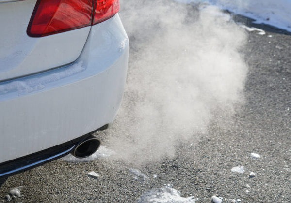 Opitý vodič šiel autom po hlavnej ceste len na ráfiku