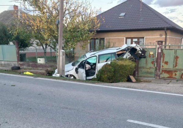 Opitý vodič so zákazom šoférovania spôsobil hrozivú dopravnú nehodu, auto vletelo do brány rodinného domu – VIDEO, FOTO