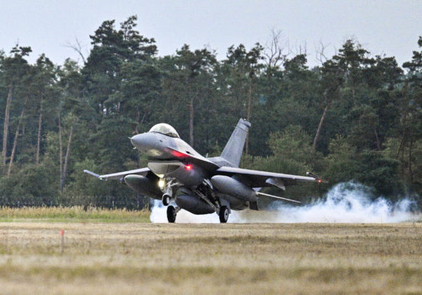Na letisku v Kuchyni pristáli ďalšie dve stíhačky F-16, Slovensko ich má zatiaľ sedem – FOTO