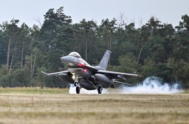 Na letisku v Kuchyni pristáli ďalšie dve stíhačky F-16, Slovensko ich má zatiaľ sedem – FOTO
