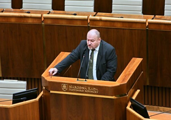 Novela o hazarde v parlamente uspela. Huliak chce získať pre štát peniaze, ktoré sa váľajú na zemi – VIDEO