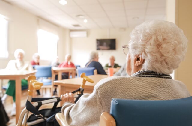 Dôchodkyňa uverila, že jej účet je napadnutý, vybrala úspory a išla ich odovzdať „bezpečnostnému pracovníkovi“