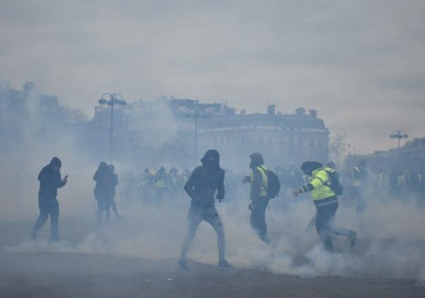 Riziko štrajkov a občianskych nepokojov rastie. Poisťovniam môže podľa Swiss Re pomôcť umelá inteligencia