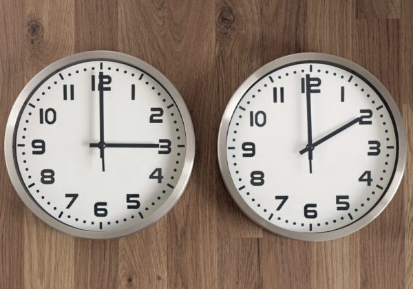 Ľudia si pospia o hodinu dlhšie, v noci prechádzame na zimný čas