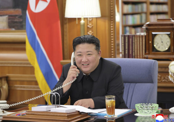 Kim Čong-un ukázal svetu novú balistickú raketu, po boku mal ruských a čínskych lídrov – FOTO