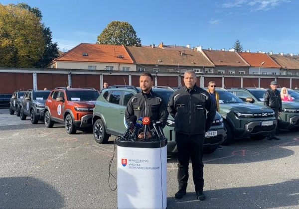 Pracoviská krízových riadení na okresných úradoch majú k dispozícii 40 nových áut, vyšli na milión eur – VIDEO