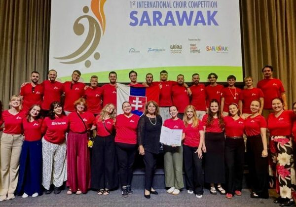 Spevácky zbor Lúčnica triumfoval na súťaži v Malajzii, úspech ocenila aj ministerka Šimkovičová – FOTO