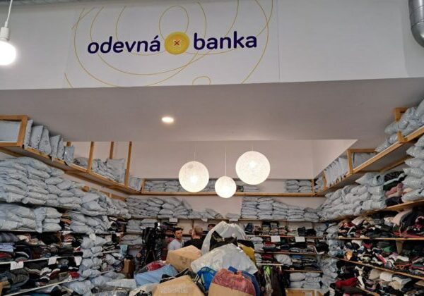 Odevná banka má zmysel, za prvý rok fungovania pomohla vyše dvom tisíckam rodín – VIDEO, FOTO