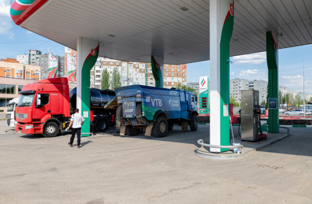 Ďalšie ruské regióny obmedzili predaj nedostatkového benzínu