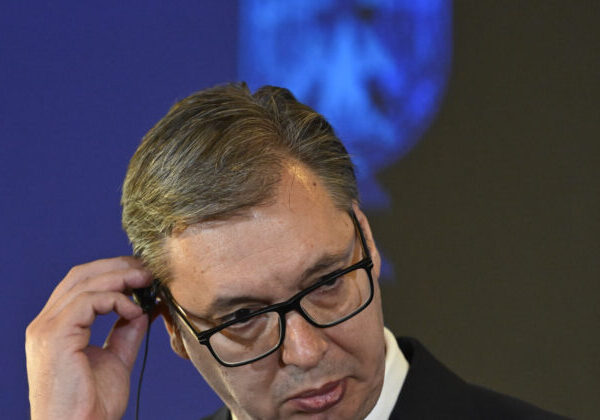 Desaťtisíce Srbov si pripomenuli pád strechy stanice v Novom Sade, ktorý zabil 16 ľudí