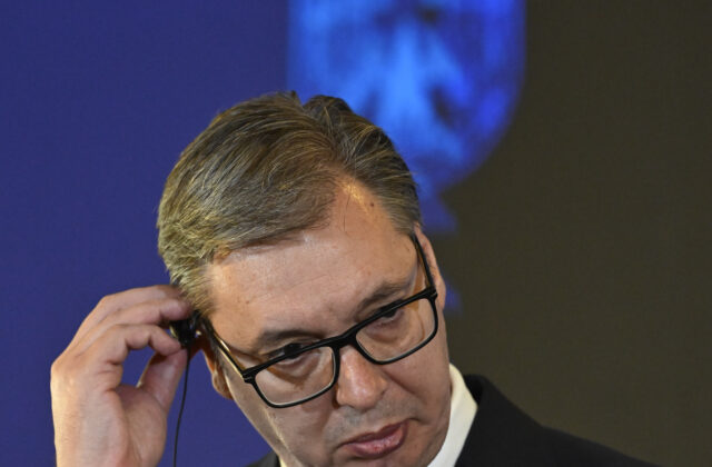 Desaťtisíce Srbov si pripomenuli pád strechy stanice v Novom Sade, ktorý zabil 16 ľudí