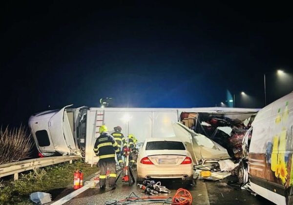 Tragická nehoda na D1 pri Ilave. Kamión prerazil zvodidlá, následne doňho vrazili ďalšie vozidlá – FOTO