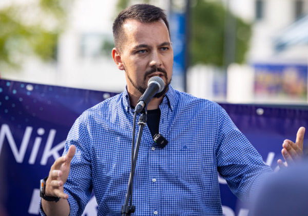 Demokrati avizujú protest v Bratislave, tvrdia že zrušenie úradu oznamovateľov je pomsta Fica a Šutaja Eštoka