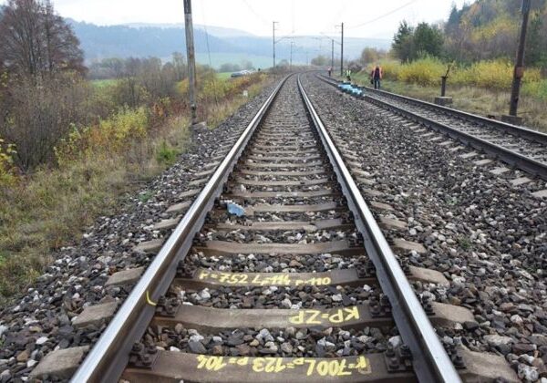 Železničnú dopravu v Bratislave smerom z Rače museli zastaviť, vlak tam zrazil človeka