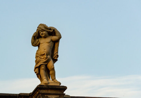 Na lávke pribudla socha, vystrašení vodiči volajú polícii, že je tam samovrah