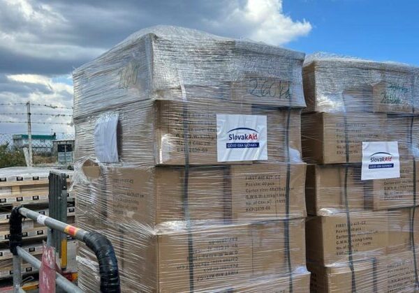 Slovensko posiela ďalšiu humanitárnu pomoc do Gazy, loď vezie potraviny, lieky aj sušené mlieko pre deti – FOTO