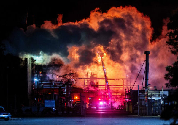 Útok dronov spôsobil výbuchy a požiar v rafinérii v ruskom meste Riazaň